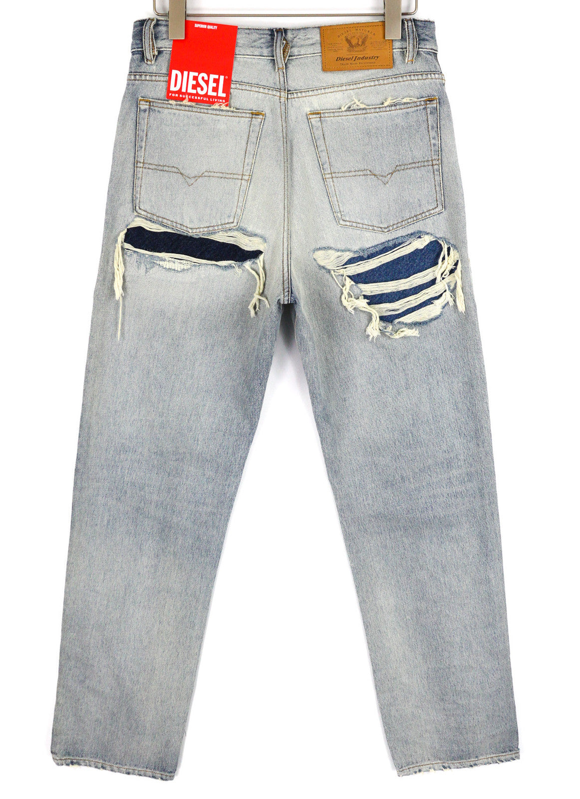 DIESEL 1955 09C90 vyriški džinsai W31/L30 Įprasti aukštu juosmeniu, tiesūs, su gobtuvu. Rekomenduojama kaina – 295 €. 