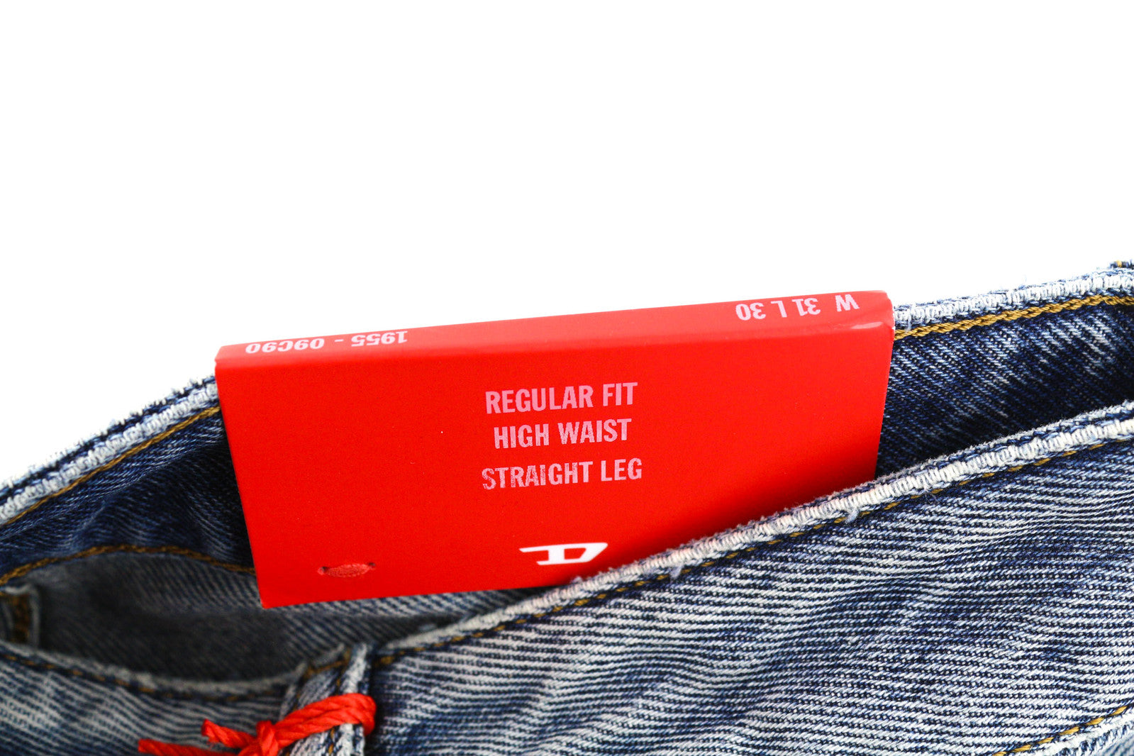 DIESEL 1955 09C90 vyriški džinsai W31/L30 Įprasti aukštu juosmeniu, tiesūs, su gobtuvu. Rekomenduojama kaina – 295 €. 