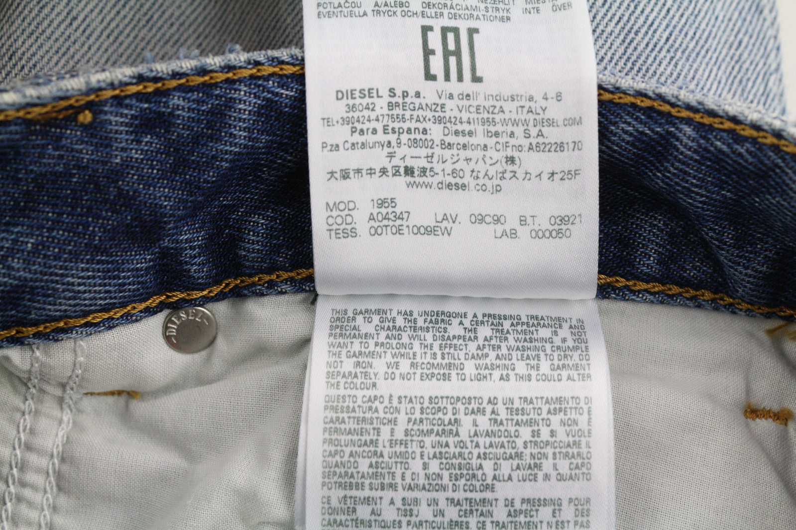 DIESEL 1955 09C90 vyriški džinsai W31/L30 Įprasti aukštu juosmeniu, tiesūs, su gobtuvu. Rekomenduojama kaina – 295 €. 