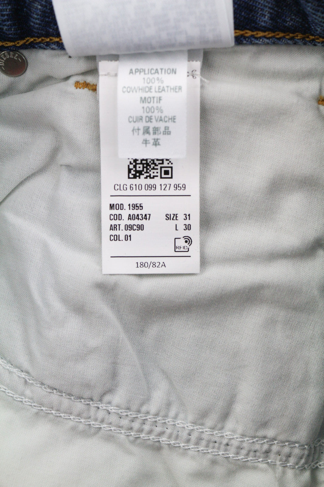 DIESEL 1955 09C90 vyriški džinsai W31/L30 Įprasti aukštu juosmeniu, tiesūs, su gobtuvu. Rekomenduojama kaina – 295 €. 