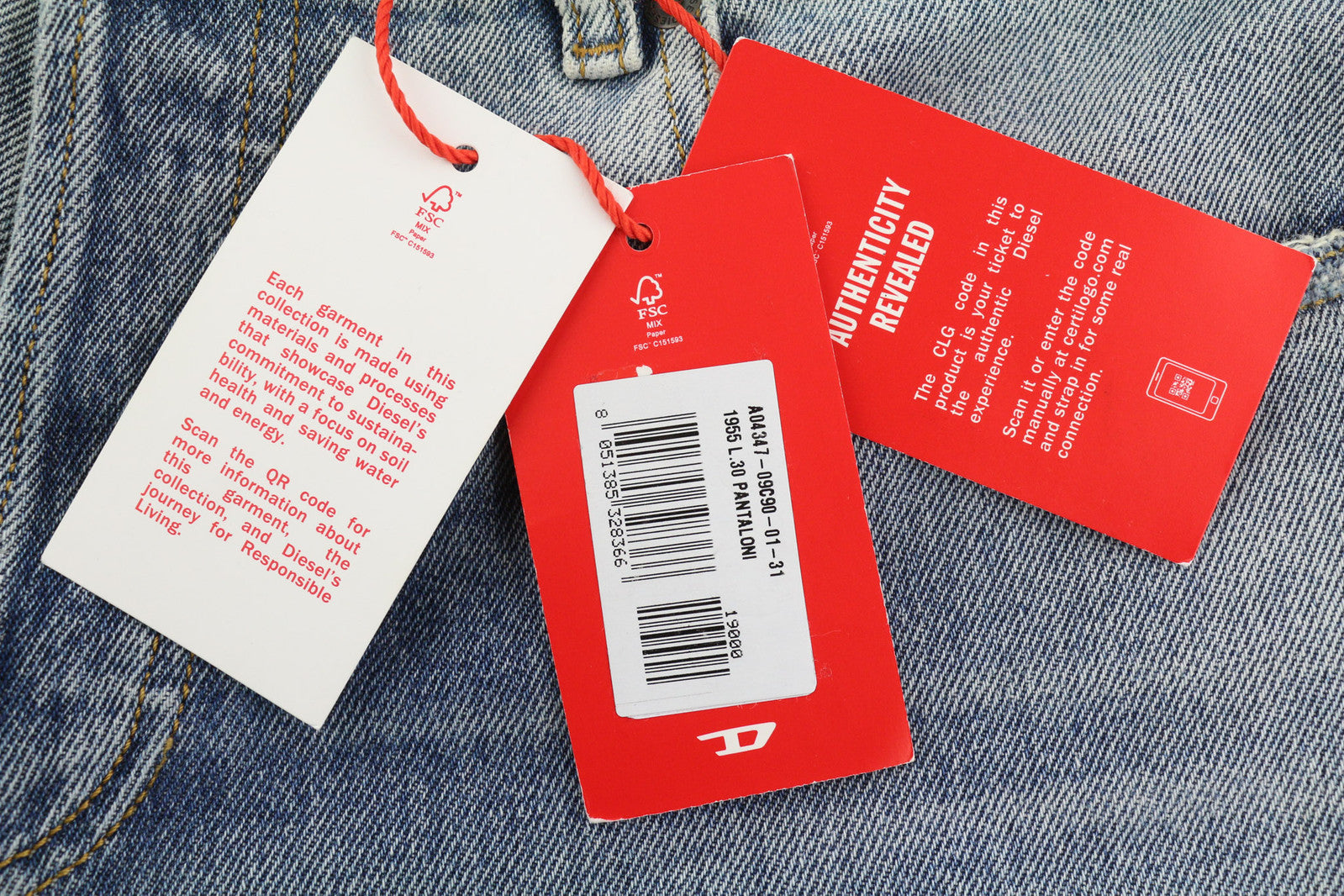 DIESEL 1955 09C90 vyriški džinsai W31/L30 Įprasti aukštu juosmeniu, tiesūs, su gobtuvu. Rekomenduojama kaina – 295 €. 