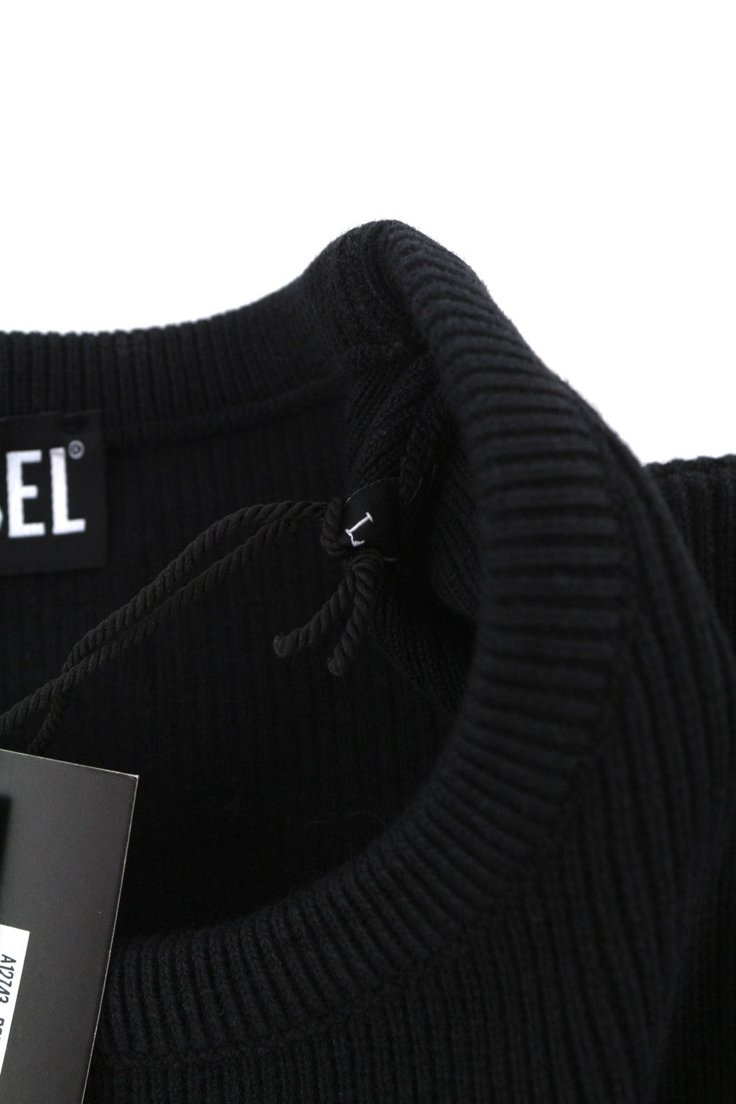 DIESEL M-Ariannew moteriškas megztinis L, juodas, megztinis su apvalia kaklu, tampriu mezginiu, rekomenduojama kaina – 175 € 