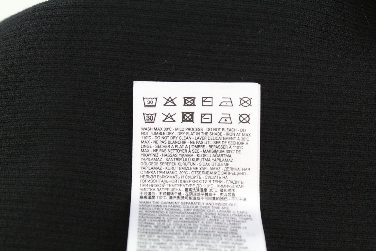 DIESEL M-Ariannew moteriškas megztinis L, juodas, megztinis su apvalia kaklu, tampriu mezginiu, rekomenduojama kaina – 175 € 