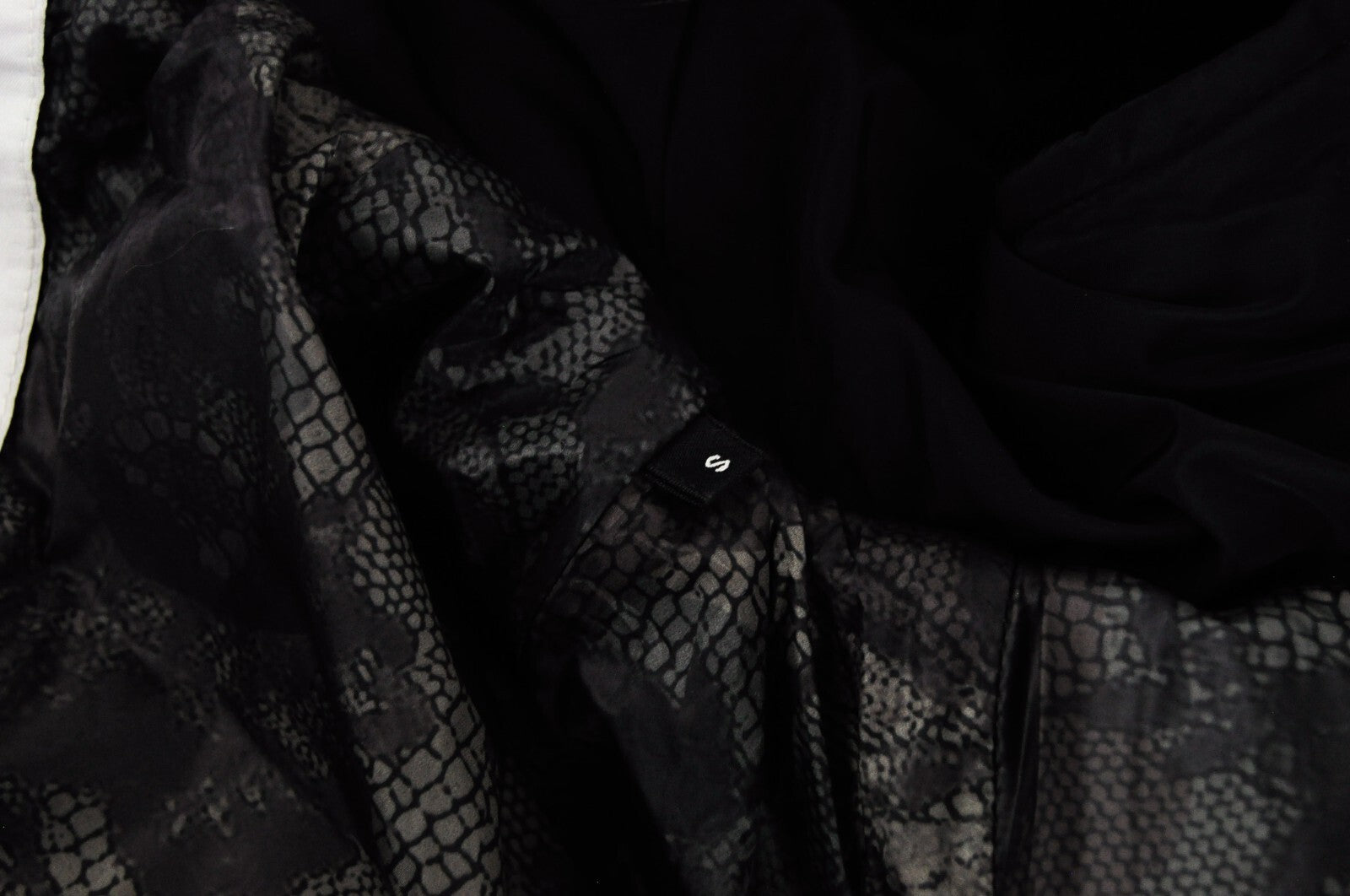 REPLAY moteriška parka S juodas ilgas paltas su gobtuvu ir dirbtinio kailio pamušalu 