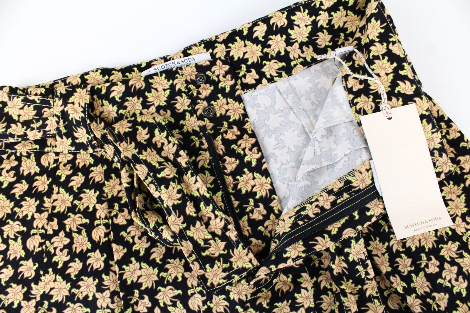 MAISON SCOTCH moteriški juodi gėlėti šortai su užtrauktuku ir diržu, tamprios medvilnės juostelės. 