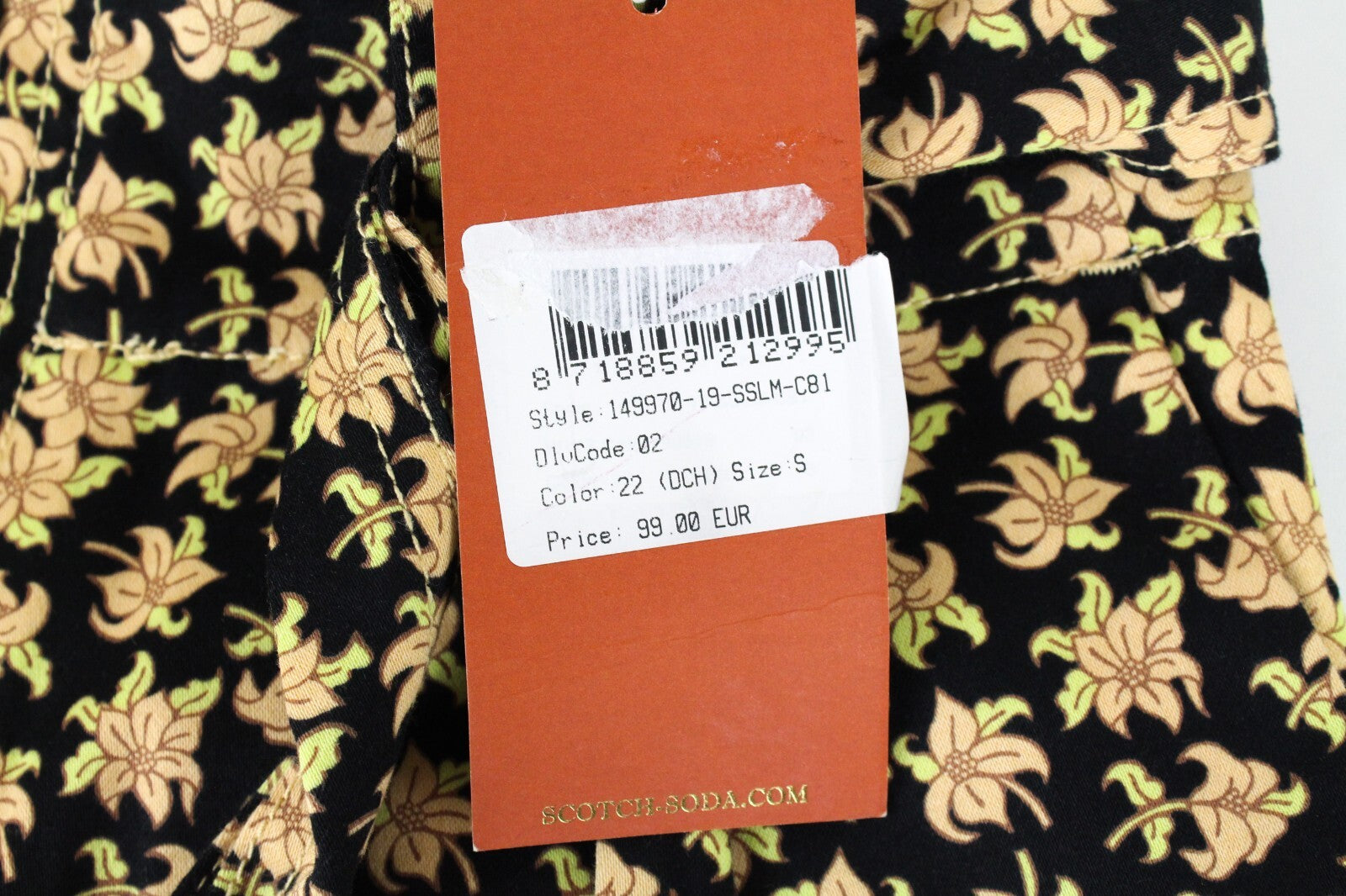 MAISON SCOTCH moteriški juodi gėlėti šortai su užtrauktuku ir diržu, tamprios medvilnės juostelės. 