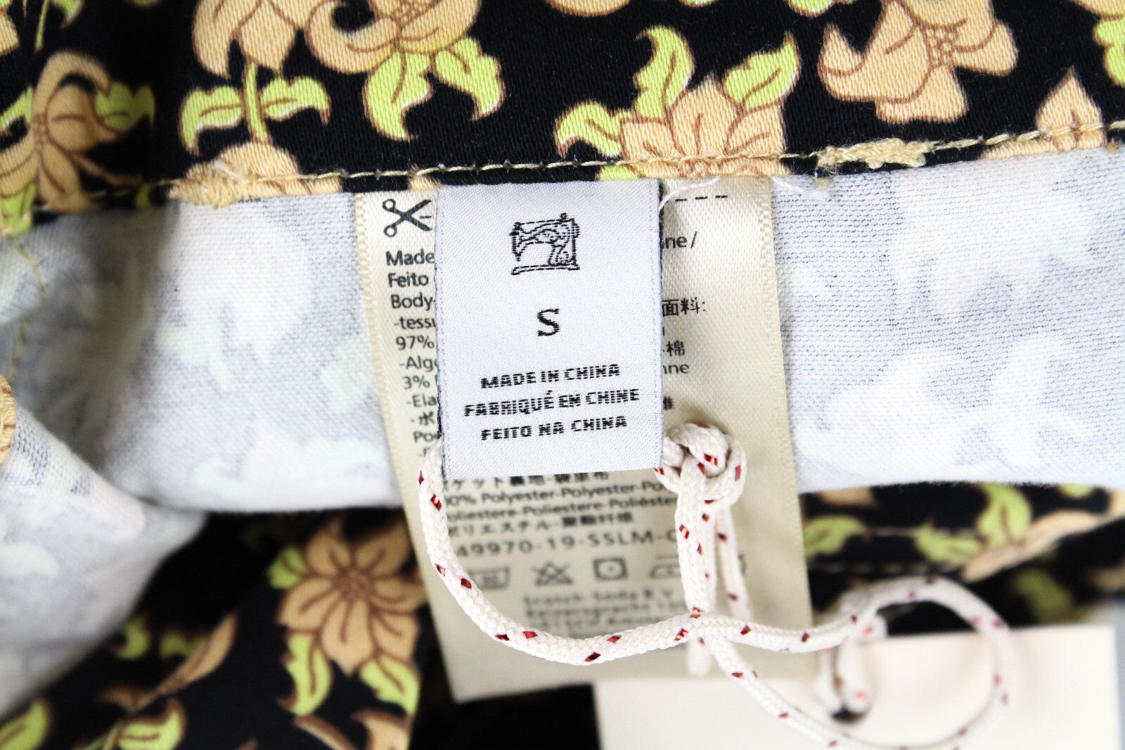 MAISON SCOTCH moteriški juodi gėlėti šortai su užtrauktuku ir diržu, tamprios medvilnės juostelės. 