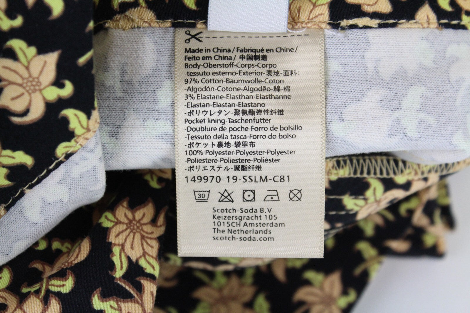 MAISON SCOTCH moteriški juodi gėlėti šortai su užtrauktuku ir diržu, tamprios medvilnės juostelės. 