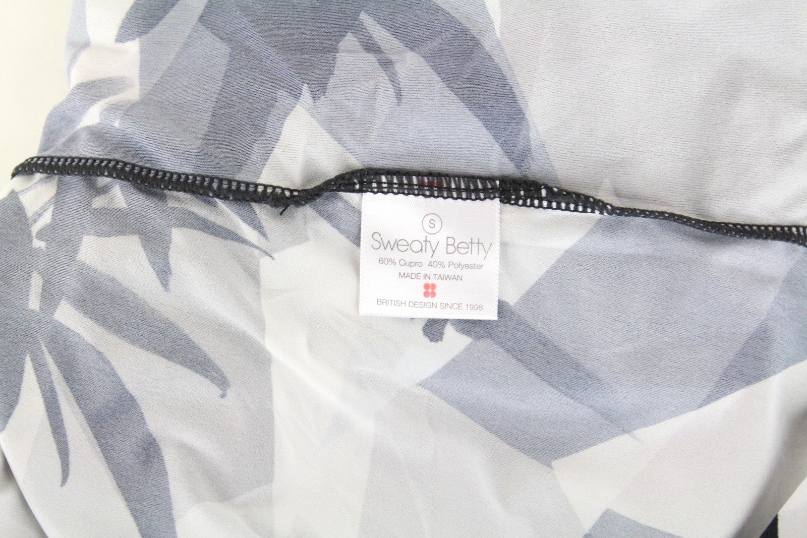 SWEATY BETTY moteriški sportiniai marškinėliai S dydžio pilki raštuoti be rankovių sportiniai drabužiai 