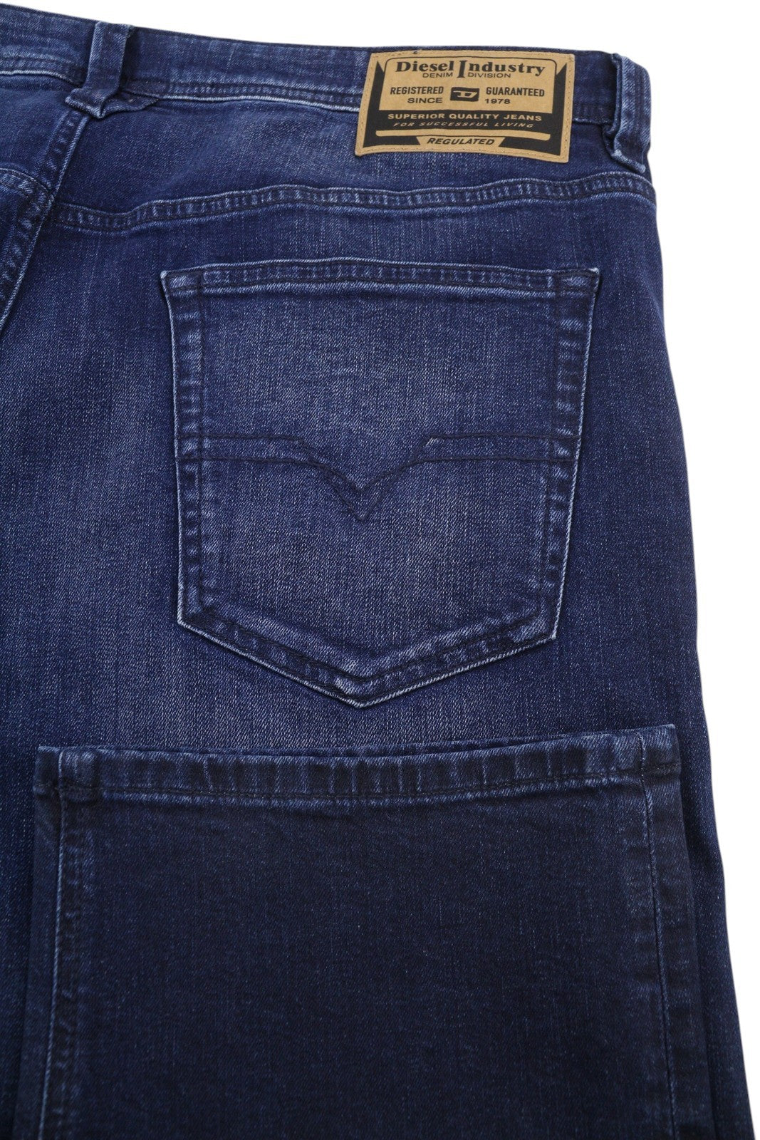 DIESEL 1985 Larkee RB067 vyriški džinsai, W40/L32, tiesaus kirpimo, su sagomis, skalbtos mėlynos spalvos. 