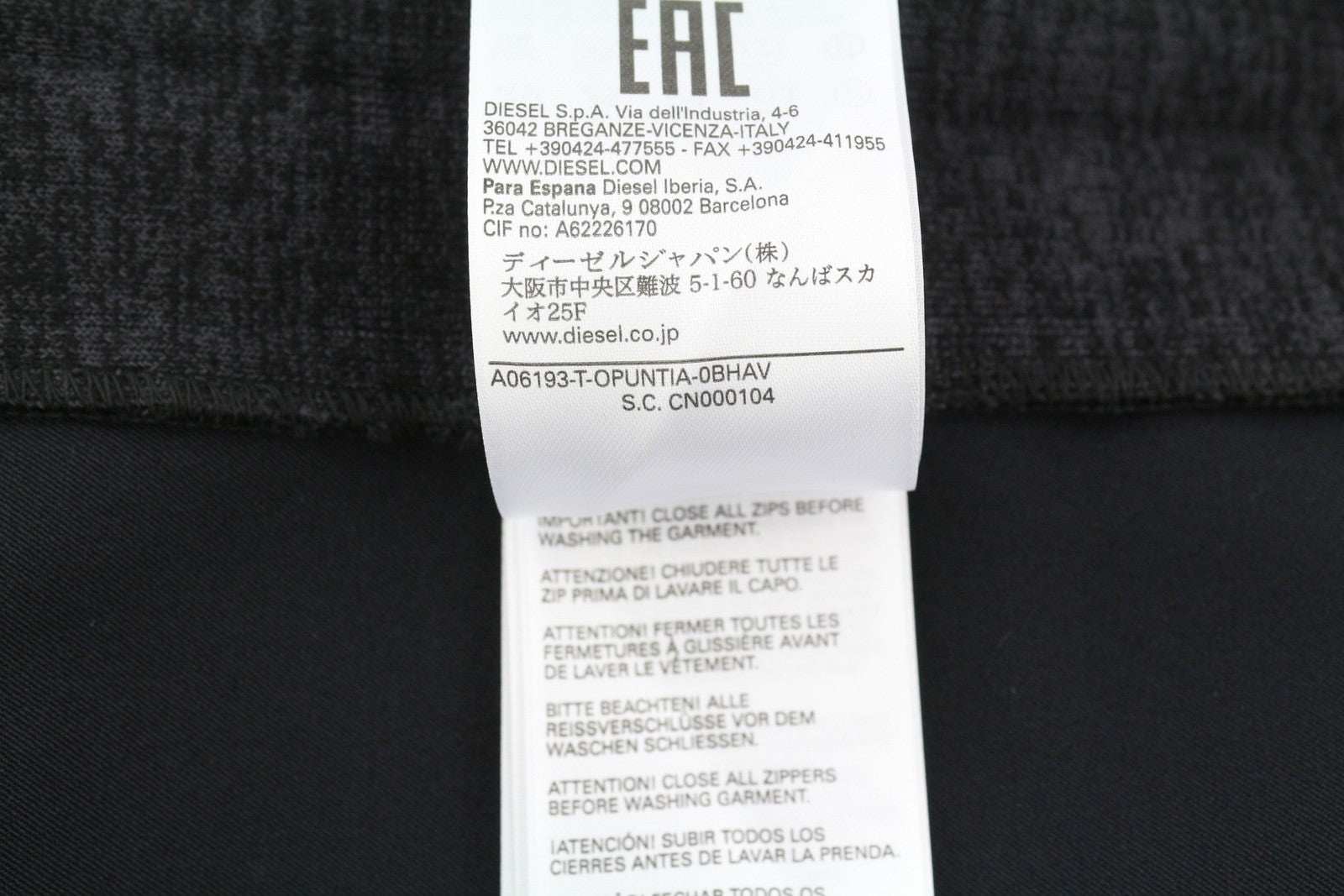 DIESEL T-Opuntia moteriška striukė S, juoda, su užtrauktuku ir užlopytomis kišenėmis, rekomenduojama kaina – 250 € 