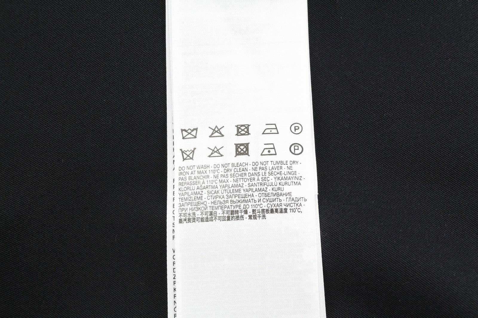 DIESEL T-Opuntia moteriška striukė S, juoda, su užtrauktuku ir užlopytomis kišenėmis, rekomenduojama kaina – 250 € 