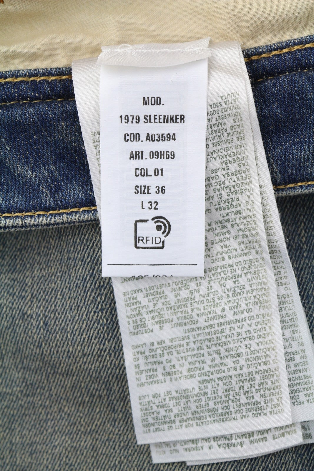 DIESEL 1979 Sleenker 09H69 vyriški džinsai W36/L32 aptempti, žemu juosmeniu, užtrauktuku, mėlyni, rekomenduojama kaina – 225 € 