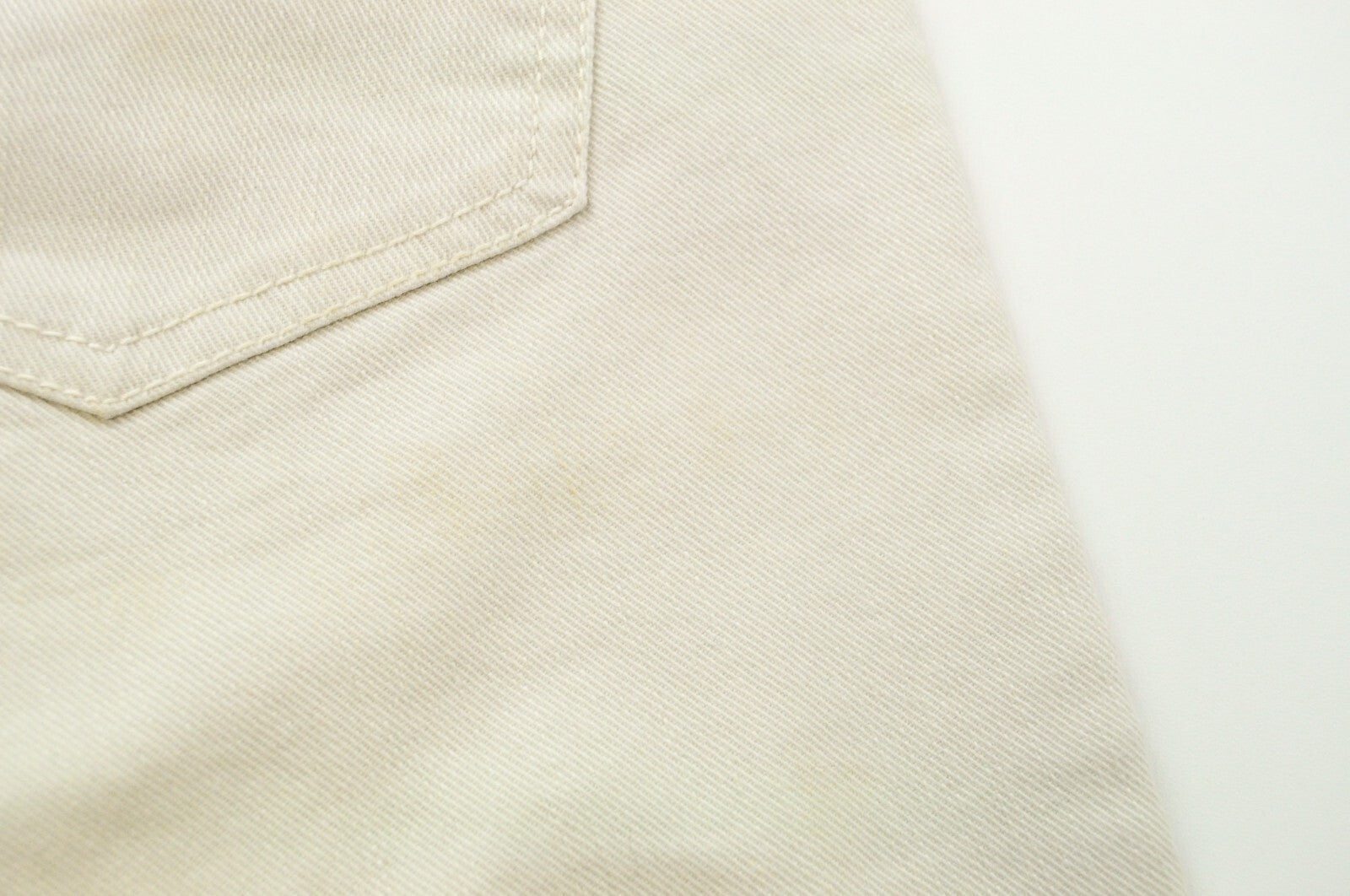 MAISON SCOTCH Slim džinsai W30 L32 balkšvai baltos spalvos, tamprios medvilnės tekstūros, laisvalaikio stiliaus. 