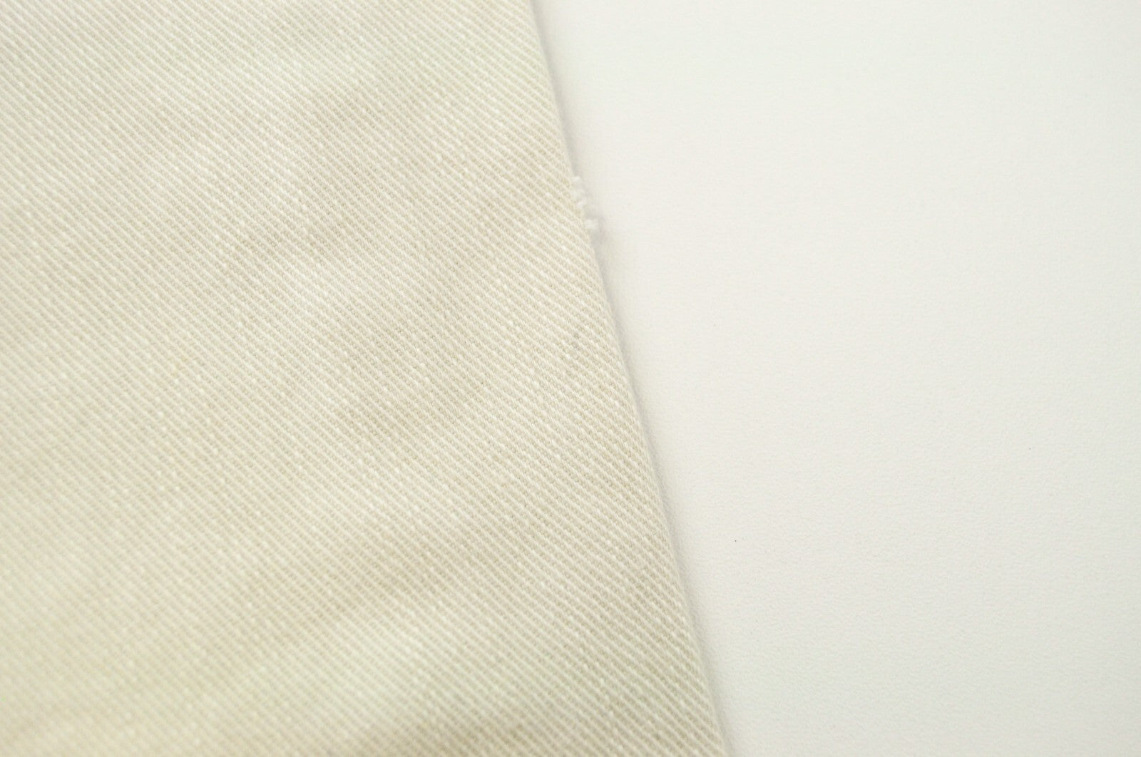 MAISON SCOTCH Slim džinsai W30 L32 balkšvai baltos spalvos, tamprios medvilnės tekstūros, laisvalaikio stiliaus. 