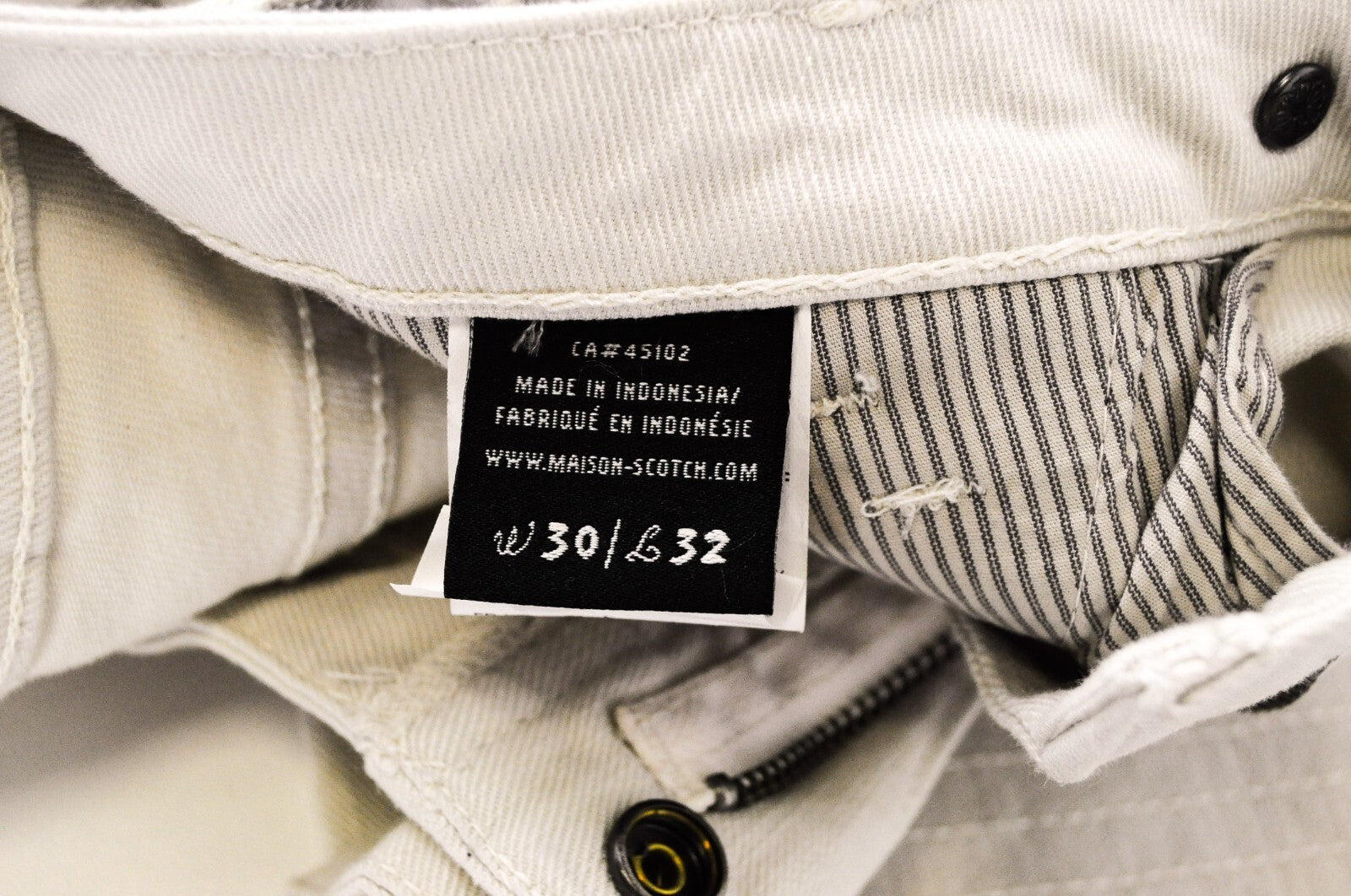 MAISON SCOTCH Slim džinsai W30 L32 balkšvai baltos spalvos, tamprios medvilnės tekstūros, laisvalaikio stiliaus. 