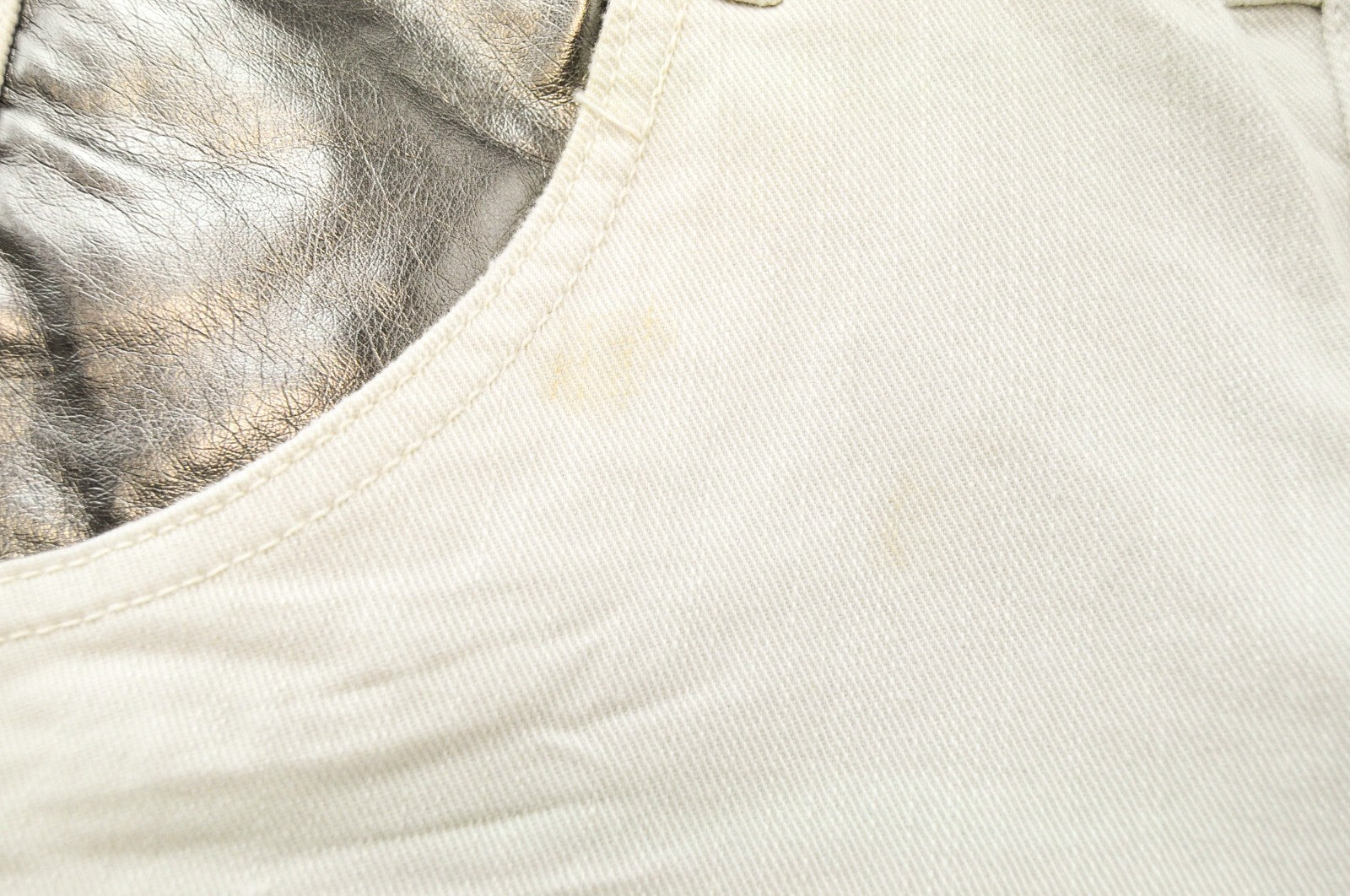 MAISON SCOTCH Slim džinsai W30 L32 balkšvai baltos spalvos, tamprios medvilnės tekstūros, laisvalaikio stiliaus. 