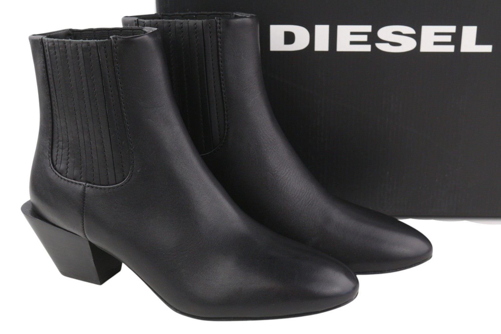DIESEL D-Texanne CH moteriški aulinukai, 38 dydis, juodos odos, migdolų spalvos, palaidinė iki kulkšnies. Rekomenduojama kaina – 290 €. 