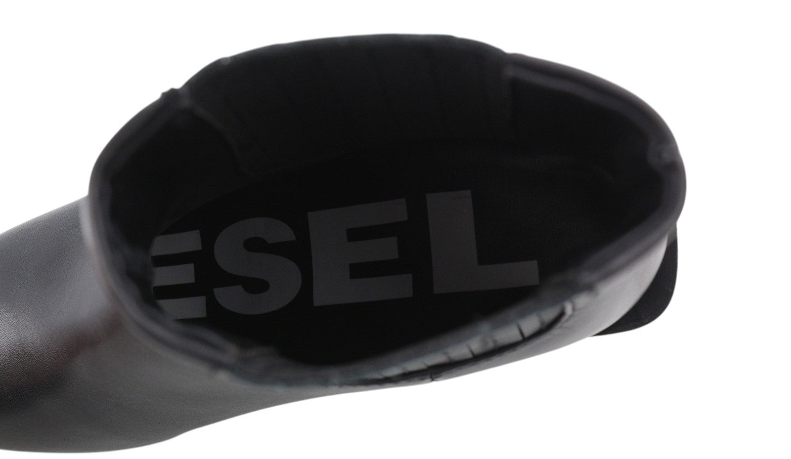 DIESEL D-Texanne CH moteriški aulinukai, 38 dydis, juodos odos, migdolų spalvos, palaidinė iki kulkšnies. Rekomenduojama kaina – 290 €. 