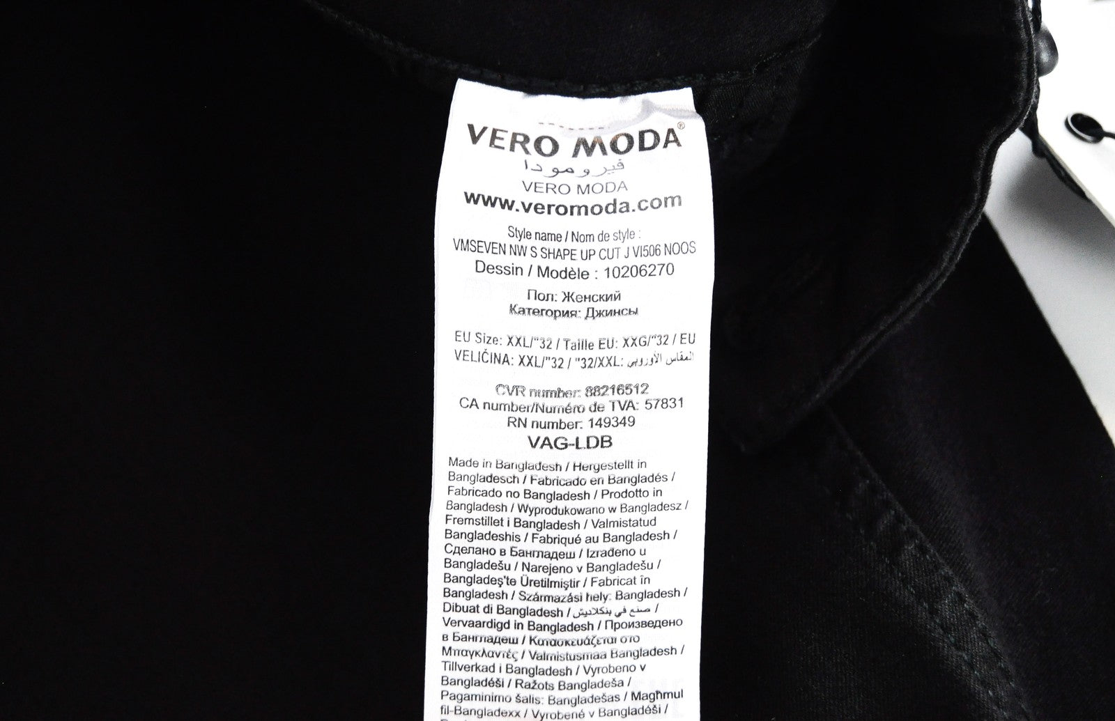 VERO MODA moteriški juodi džinsai, 2XL dydžio, vidutinio liemens, plėšyti, tamprūs, ploni medvilniniai. 