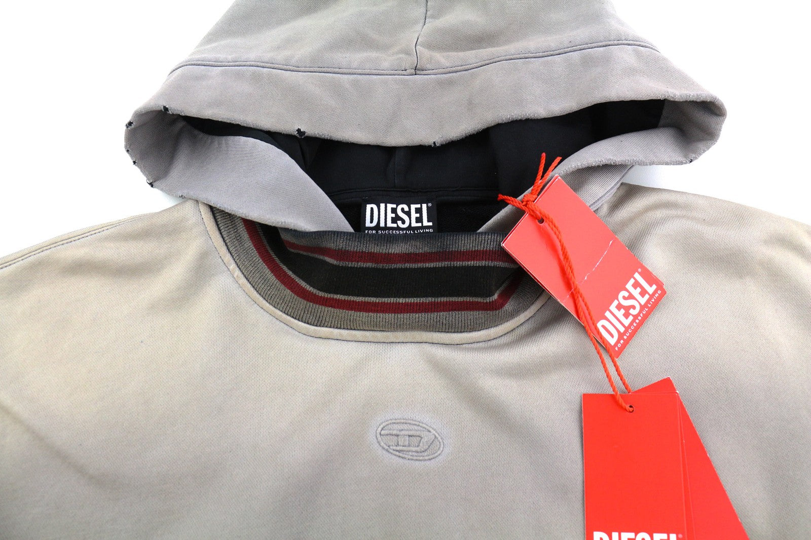 DIESEL S-Nekki vyriškas džemperis su gobtuvu, L dydžio, šviesiai skalbtas, su kengūros kišenėmis, rekomenduojama kaina – 250 € 
