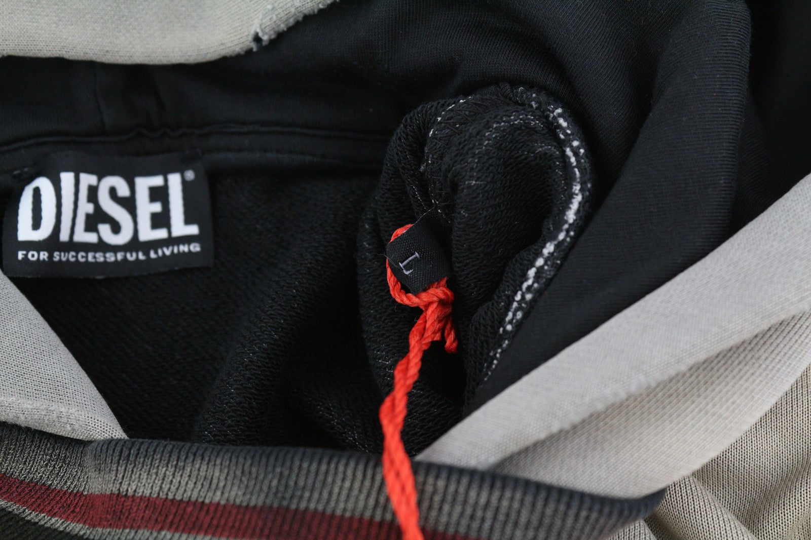 DIESEL S-Nekki vyriškas džemperis su gobtuvu, L dydžio, šviesiai skalbtas, su kengūros kišenėmis, rekomenduojama kaina – 250 € 