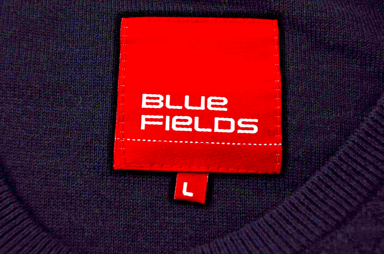 BLUE FIELDS vyriškas megztinis L dydžio, tamsiai mėlynas, apvalios iškirptės, ilgomis rankovėmis, su logotipu 