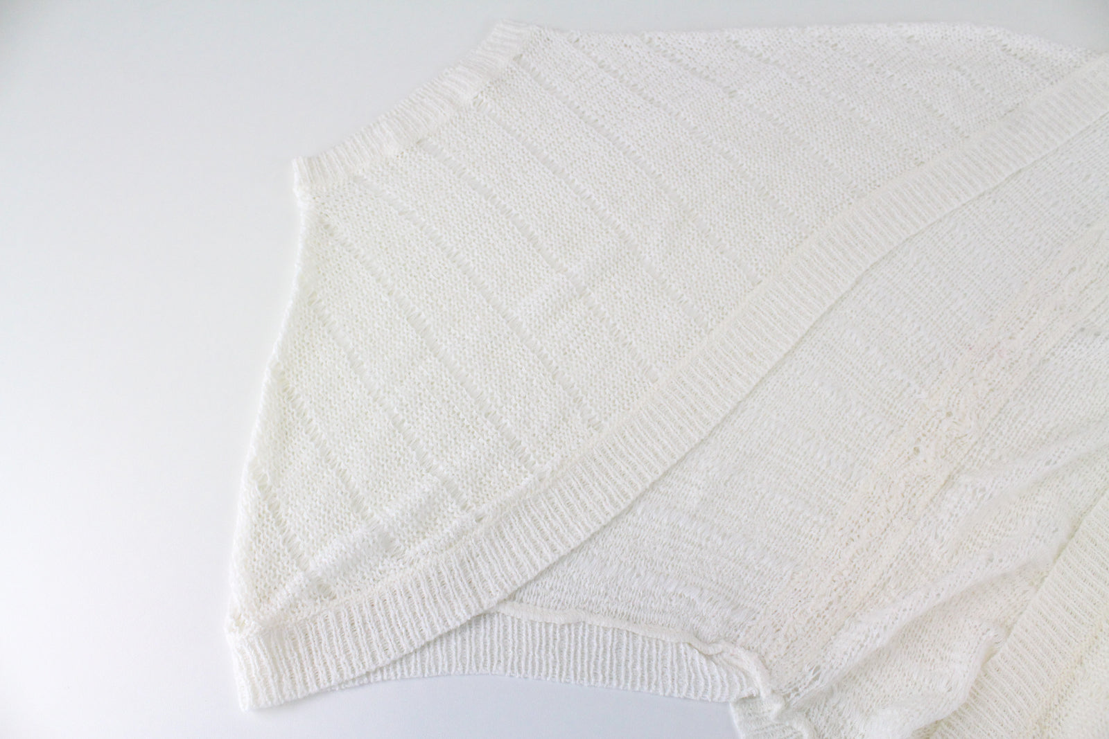 BLACK OUT Marina moteriškas džemperis L dydžio, baltas megztas be rankovių permatomas kardiganas 