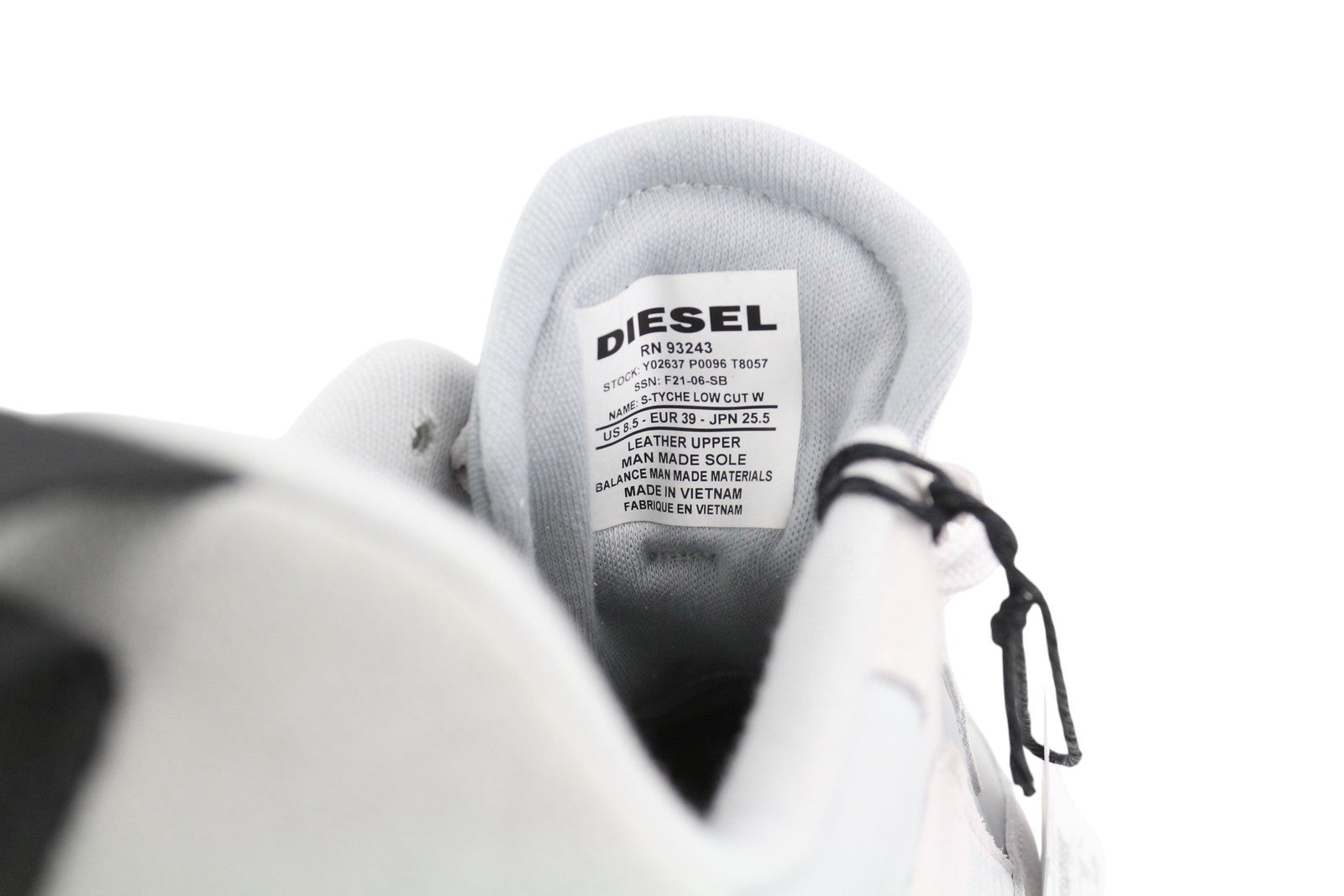 DIESEL S-Tyche žemakulniai moteriški sportbačiai, 39 dydžio, baltos odos, migdolų nosimi, rekomenduojama kaina – 150 € 