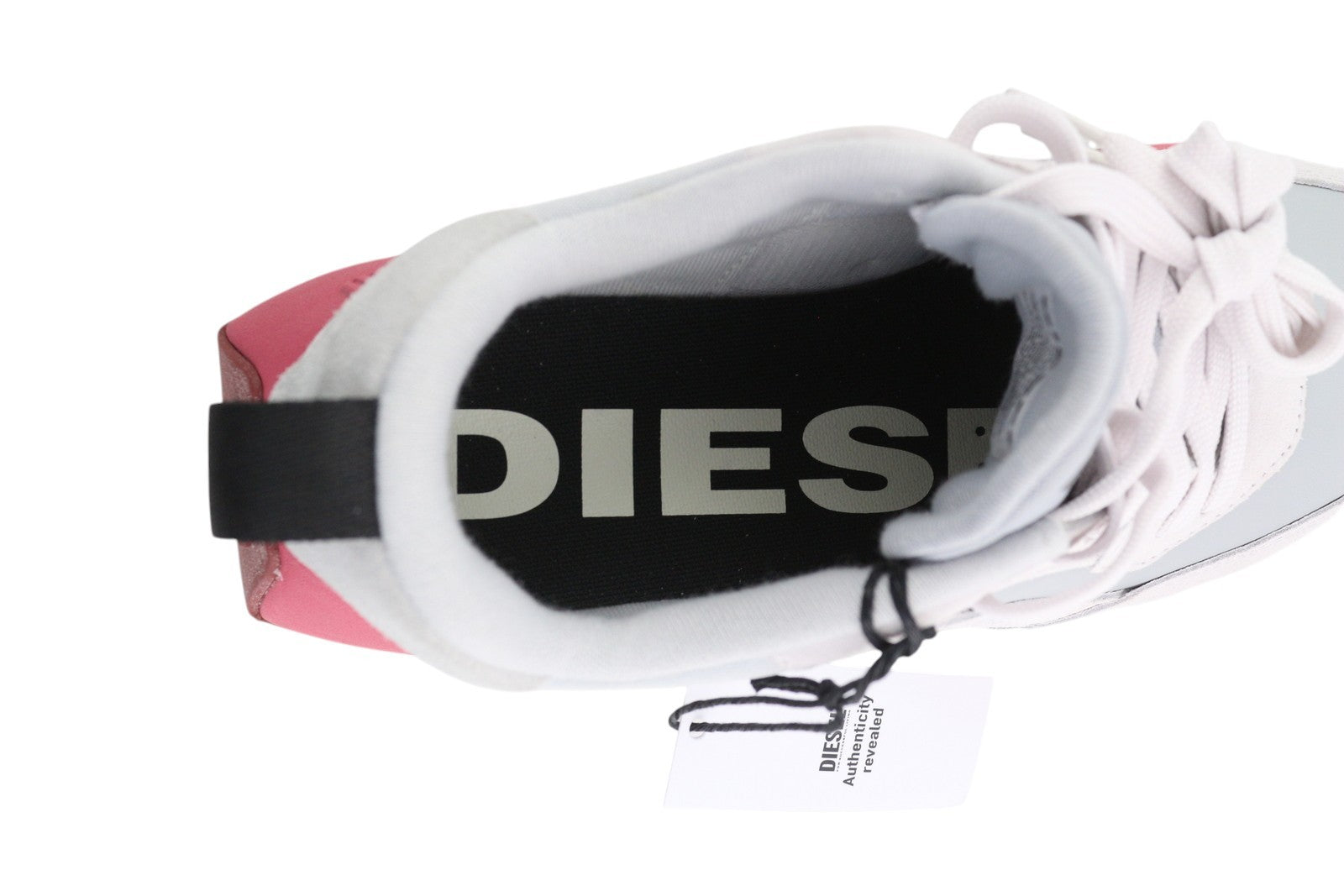 DIESEL S-Tyche žemakulniai moteriški sportbačiai, 39 dydžio, baltos odos, migdolų nosimi, rekomenduojama kaina – 150 € 