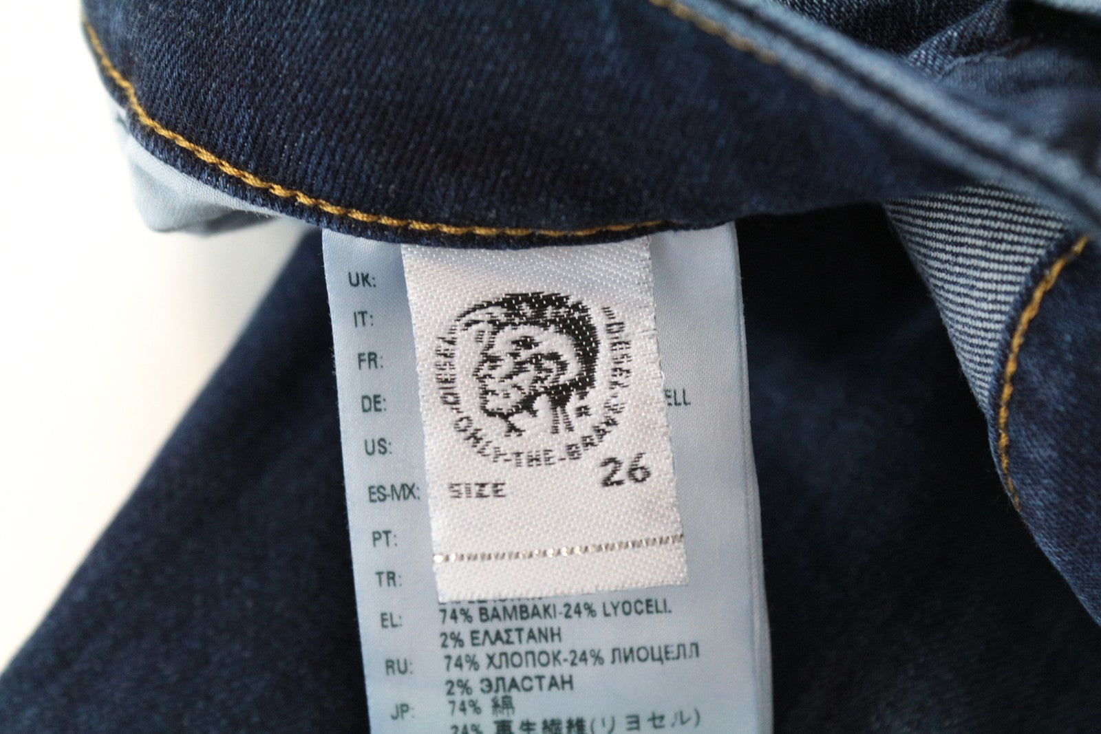 DIESEL D-Bazer 083AT W26/L32 vyriški mėlyni džinsai iš medvilnės, tamprios medžiagos, siaurėjančios ir su sagomis. 