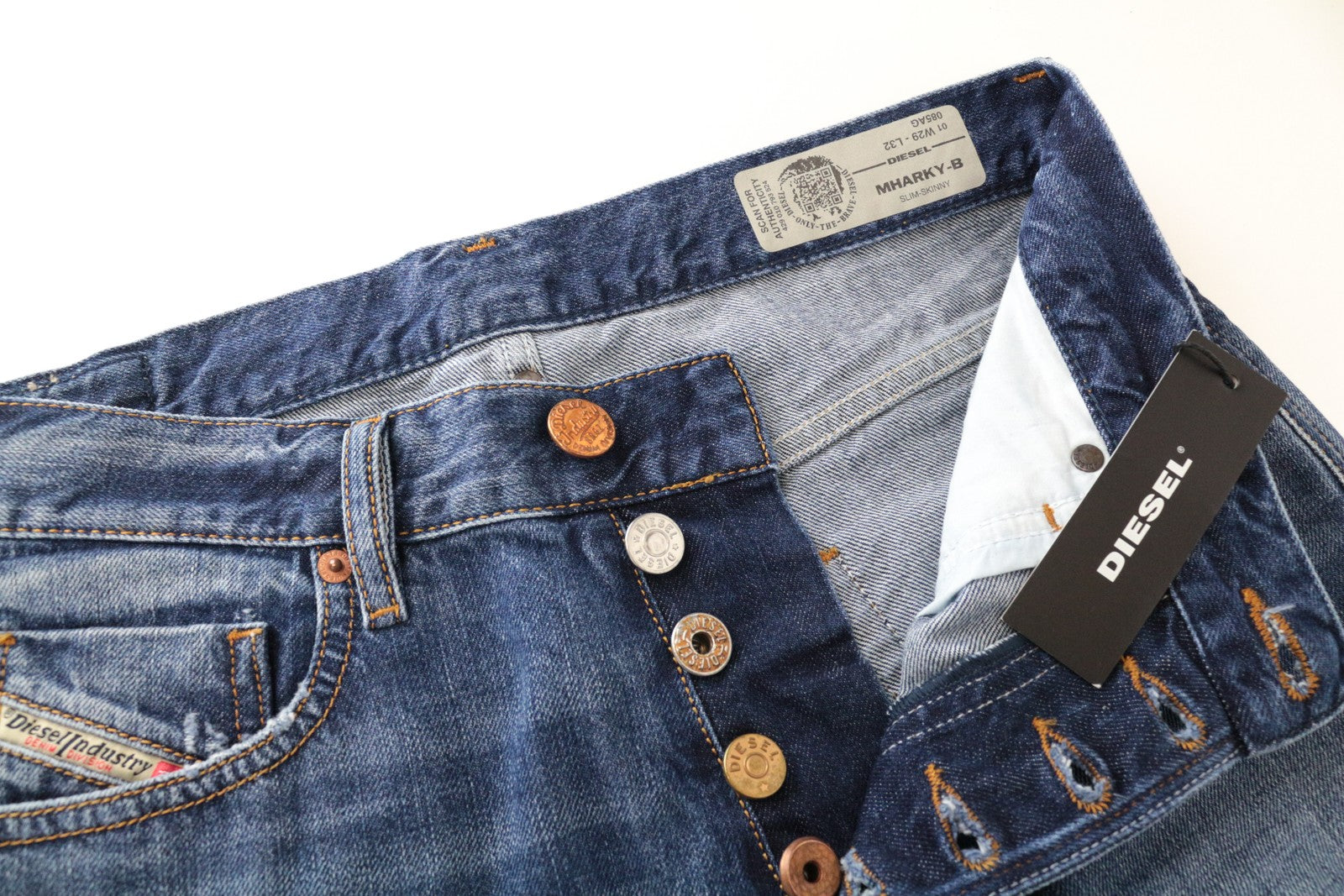 DIESEL Mharky-B 085AG W29/L32 mėlyni, aptempti vyriški džinsai iš grynos medvilnės 