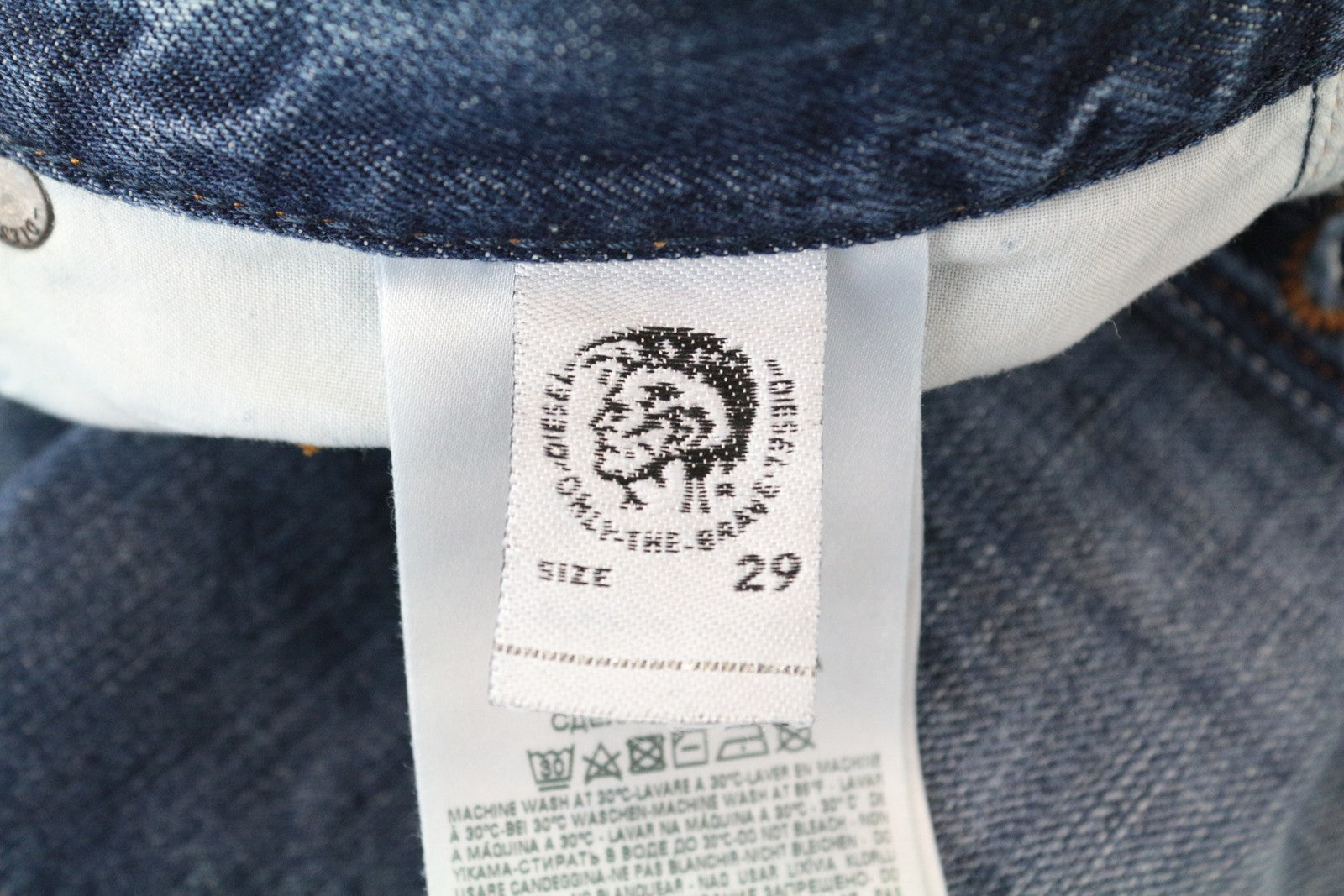 DIESEL Mharky-B 085AG W29/L32 mėlyni, aptempti vyriški džinsai iš grynos medvilnės 