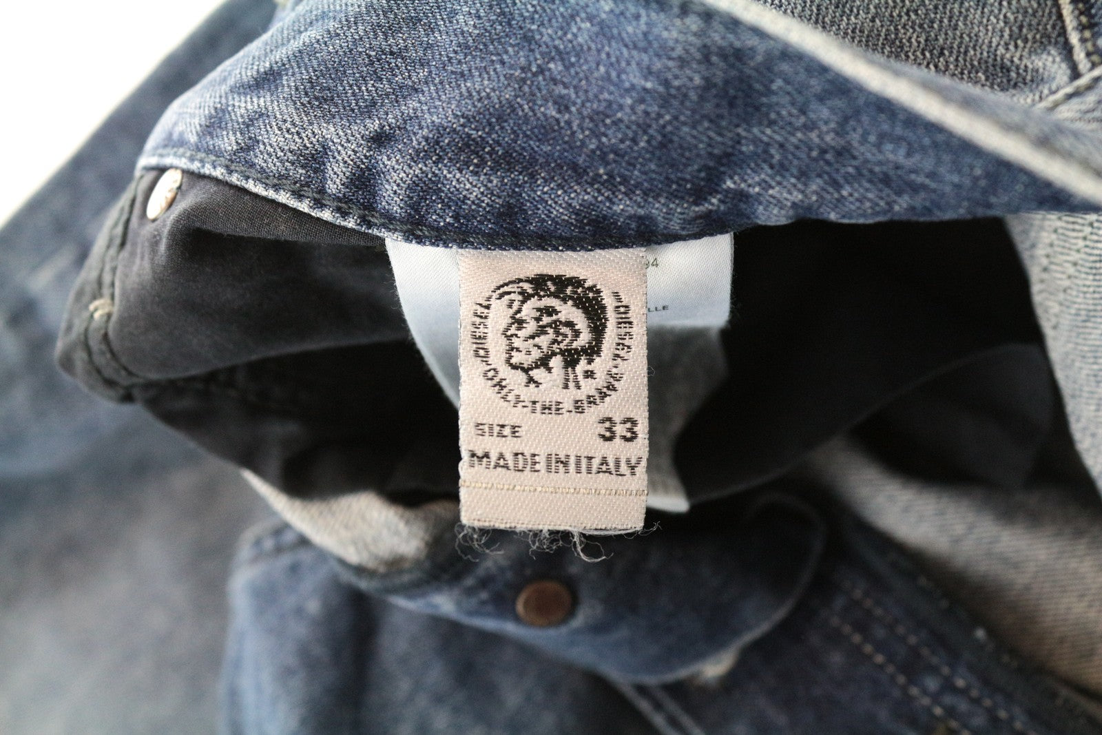 DIESEL Mharky 084UJ W33/L34 mėlyni skalbtos medvilnės džinsiniai vyriški aptempti džinsai 