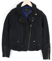 MAISON SCOTCH moteriškas švarkas M/L juodas trumpintas smeigtukų švarkas su paprastu logotipu ir baikerių stiliumi