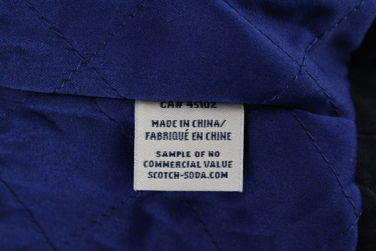 MAISON SCOTCH moteriškas švarkas M/L juodas trumpintas smeigtukų švarkas su paprastu logotipu ir baikerių stiliumi