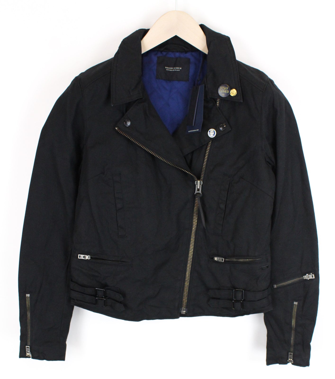 MAISON SCOTCH moteriška striukė L ilgio trumpinta, juoda, vienspalvė, su logotipu ir baikerių stiliumi. 