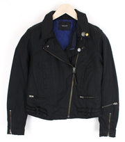 MAISON SCOTCH moteriška striukė L ilgio trumpinta, juoda, vienspalvė, su logotipu ir baikerių stiliumi. 