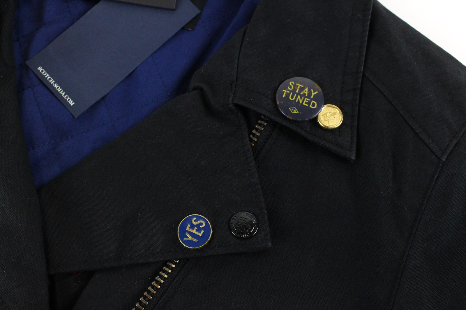 MAISON SCOTCH moteriška striukė L ilgio trumpinta, juoda, vienspalvė, su logotipu ir baikerių stiliumi. 