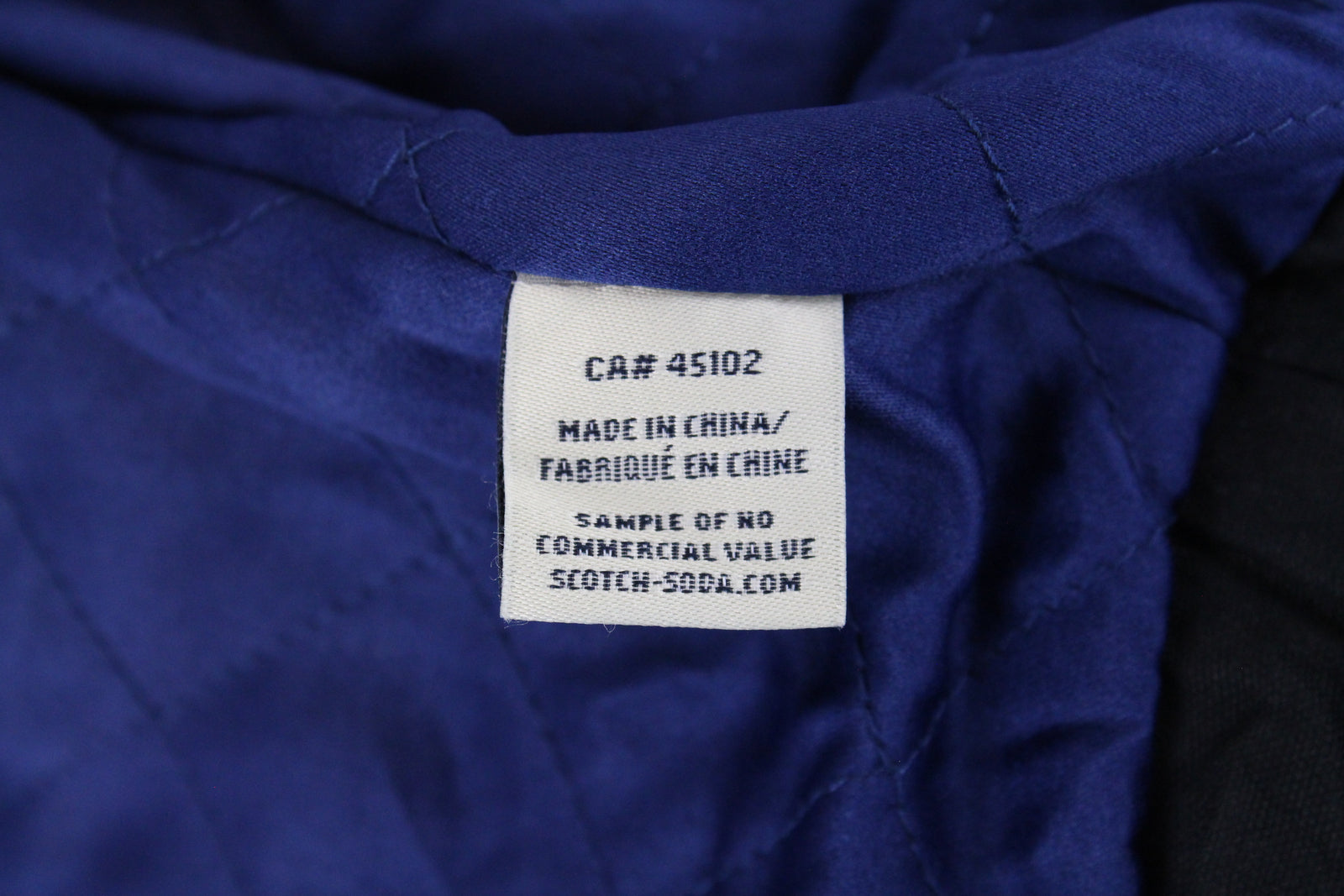 MAISON SCOTCH moteriška striukė L ilgio trumpinta, juoda, vienspalvė, su logotipu ir baikerių stiliumi. 