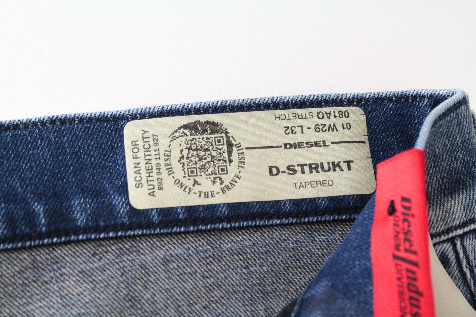 DIESEL D-Strukt 081AQ plėšyti mėlyni skalbinių spalvos W29/L32 siaurėjantys vyriški džinsai iš tamprios medvilnės 