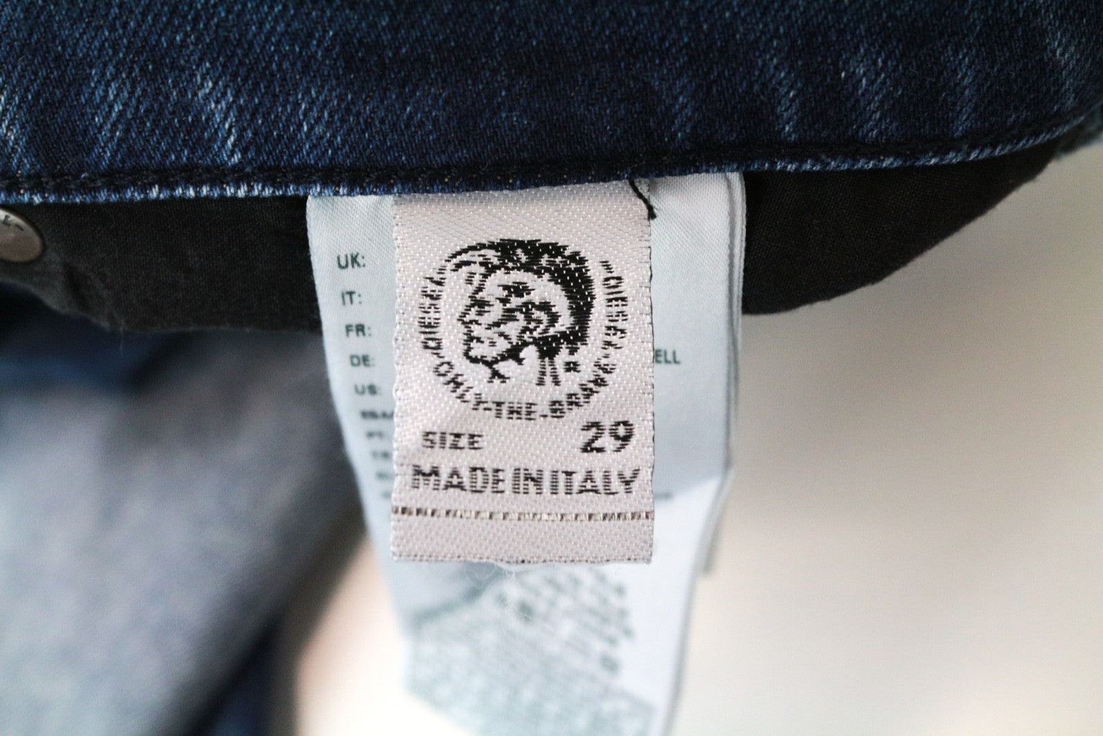 DIESEL D-Strukt 081AQ plėšyti mėlyni skalbinių spalvos W29/L32 siaurėjantys vyriški džinsai iš tamprios medvilnės 