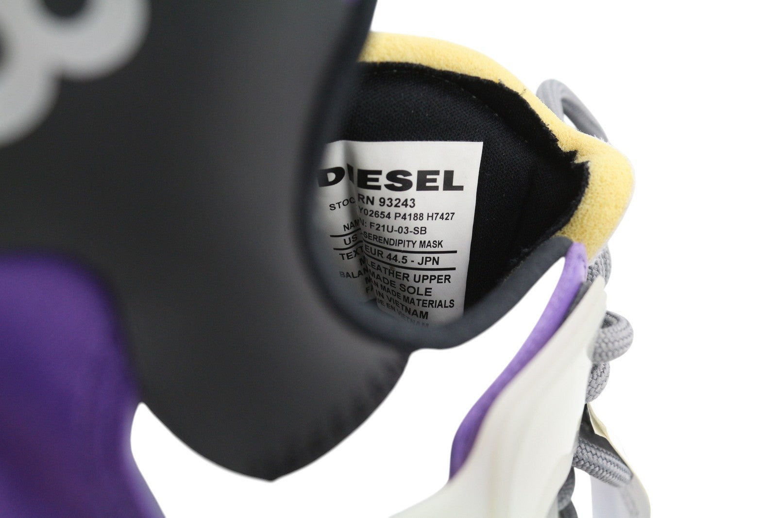 DIESEL S-Serendipity Mask vyriški sportbačiai, 44.5 dydžio, pilki, suvarstomi, migdolų spalvos nosimi. Rekomenduojama kaina – 200 €. 