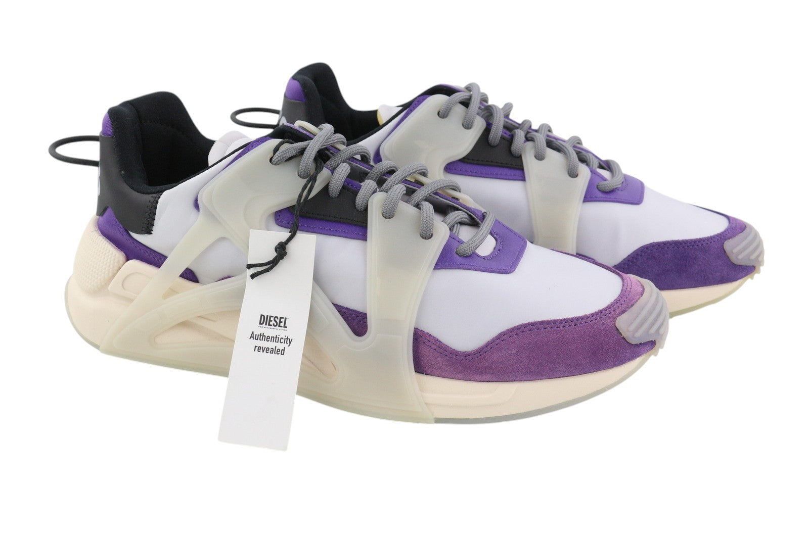 DIESEL S-Serendipity Mask vyriški sportbačiai, 44.5 dydžio, pilki, suvarstomi, migdolų spalvos nosimi. Rekomenduojama kaina – 200 €. 