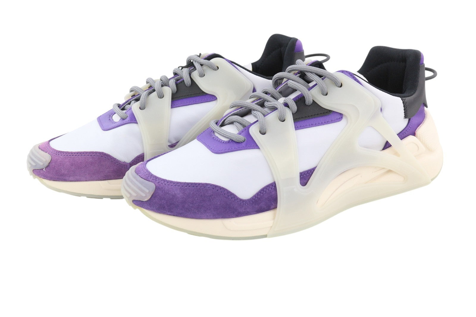 DIESEL S-Serendipity Mask vyriški sportbačiai, 44.5 dydžio, pilki, suvarstomi, migdolų spalvos nosimi. Rekomenduojama kaina – 200 €. 