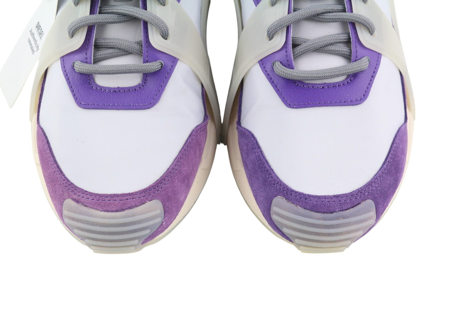 DIESEL S-Serendipity Mask vyriški sportbačiai, 44.5 dydžio, pilki, suvarstomi, migdolų spalvos nosimi. Rekomenduojama kaina – 200 €. 