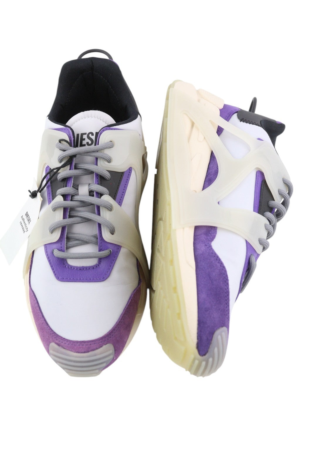 DIESEL S-Serendipity Mask vyriški sportbačiai, 44.5 dydžio, pilki, suvarstomi, migdolų spalvos nosimi. Rekomenduojama kaina – 200 €. 