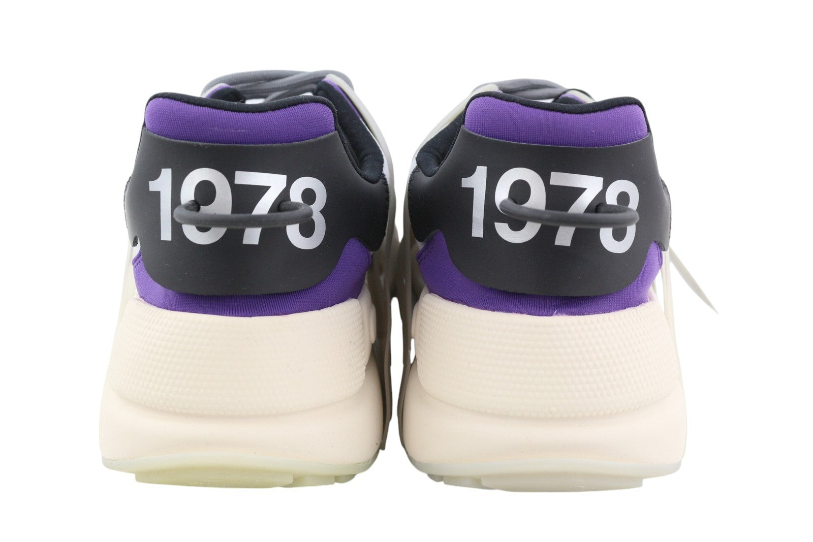 DIESEL S-Serendipity Mask vyriški sportbačiai, 44.5 dydžio, pilki, suvarstomi, migdolų spalvos nosimi. Rekomenduojama kaina – 200 €. 