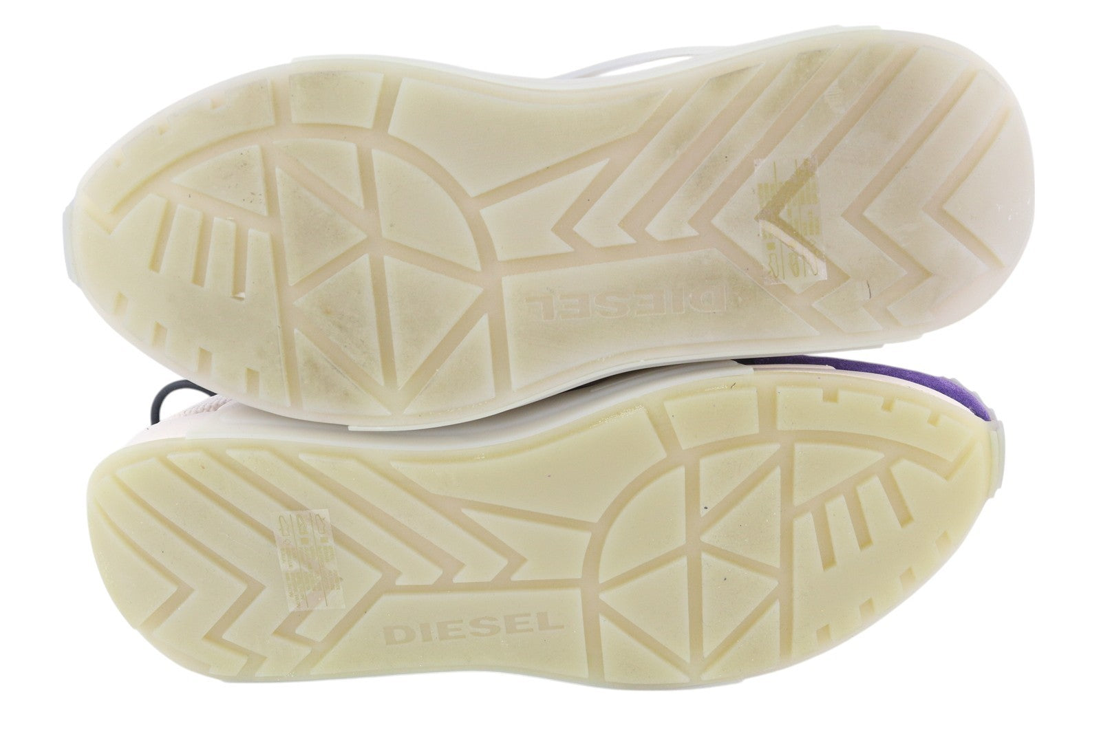 DIESEL S-Serendipity Mask vyriški sportbačiai, 44.5 dydžio, pilki, suvarstomi, migdolų spalvos nosimi. Rekomenduojama kaina – 200 €. 