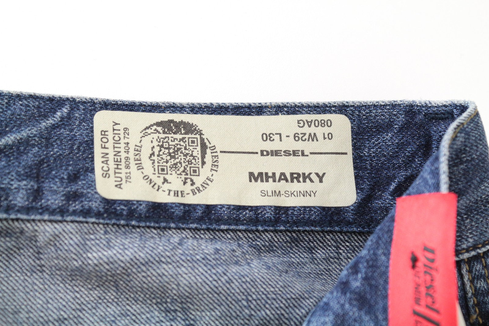 DIESEL Mharky 080AG W29/L30 mėlyni skalbtos medvilnės vyriški aptempti džinsai, tvarkingo kirpimo 